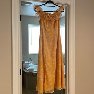 Stunning off shoulders dress!